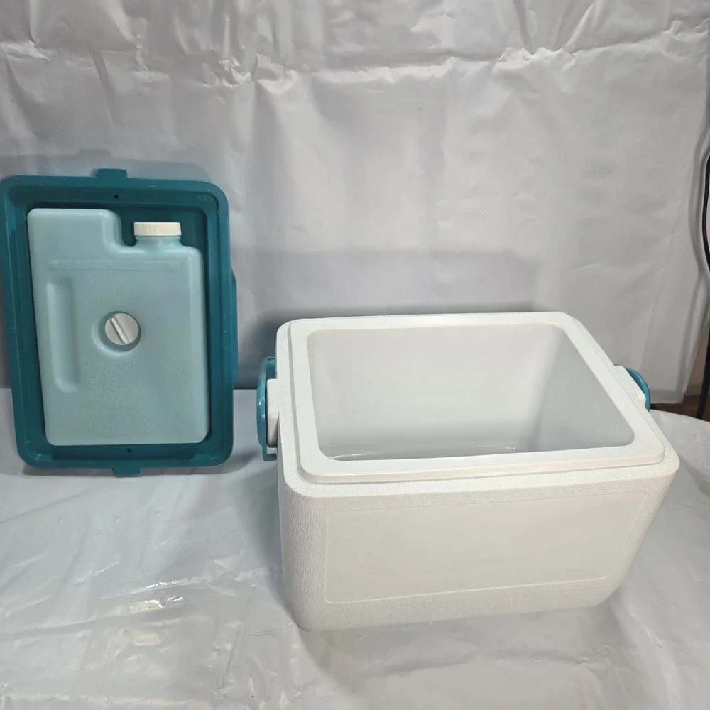 Vintage Rubbermaid Cooler Teal White with Refreeze Ice Pack Bottle lunchbox